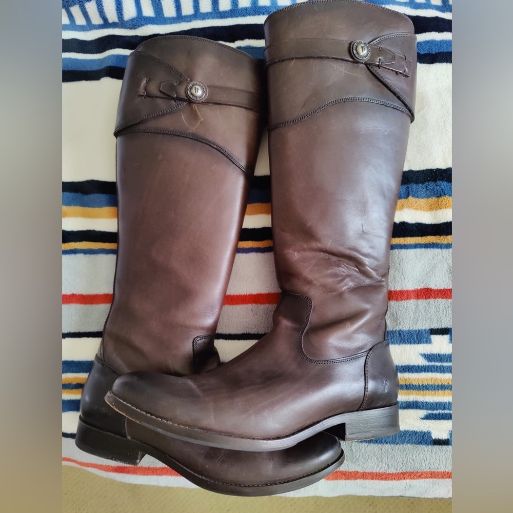 Frye riding boots. Brown sz9, great condition.